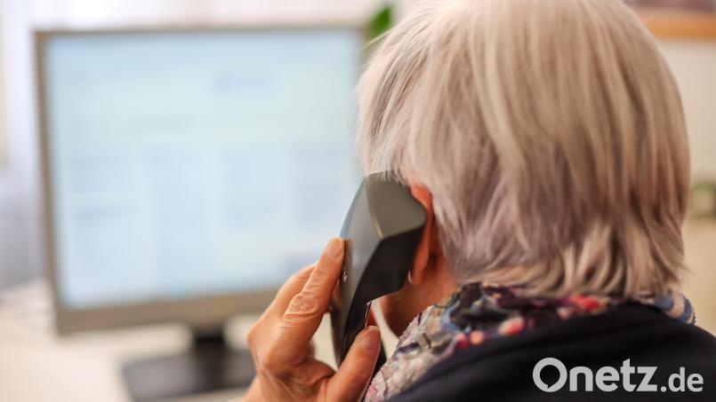 Die Telefonseelsorge ist rund um die Uhr sowie kostenlos erreichbar. Die Ehrenamtlichen haben ein offenes Ohr für die Probleme und Anliegen der Menschen. Die Mitarbeiter der Telefonseelsorge Nordoberpfalz nahmen im vergangenen Jahr rund 10.000 Anrufe entgegen. Symbolbild: Jan Woitas/dpa