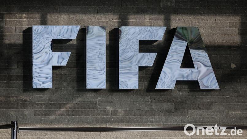 Die FIFA sperrt sieben Fußballer nach ihrem Einsatz für Malaysia. (Archivbild) Bild: Christian Charisius/dpa