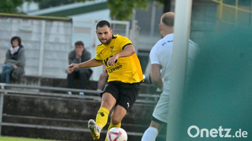 Maximilian Witzel (links) traf in der Nachspielzeit zum 2:0-Endstand für den FC Amberg im Heimspiel gegen den FC Furth. Archivbild: Hubert Ziegler