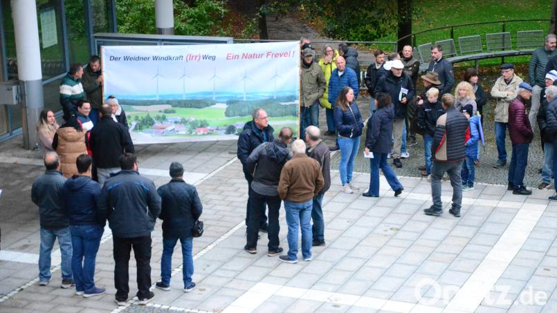 Windkraftgegner versammelten sich vor der Max-Reger-Halle in Weiden. Bild: Helmut Kunz
