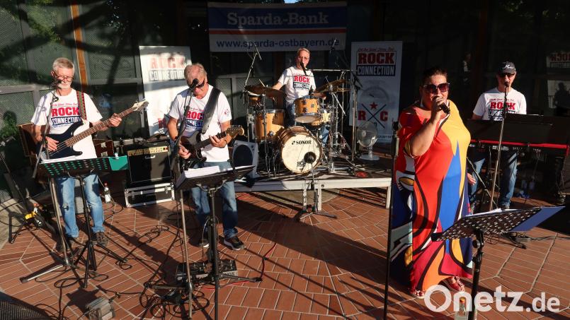 Die RockConnection beim Auftritt bei den Weidener Sommerserenaden in diesem Jahr. Auch das Wein-Lese-Fest wollen sie rocken. Archivbild: Kunz