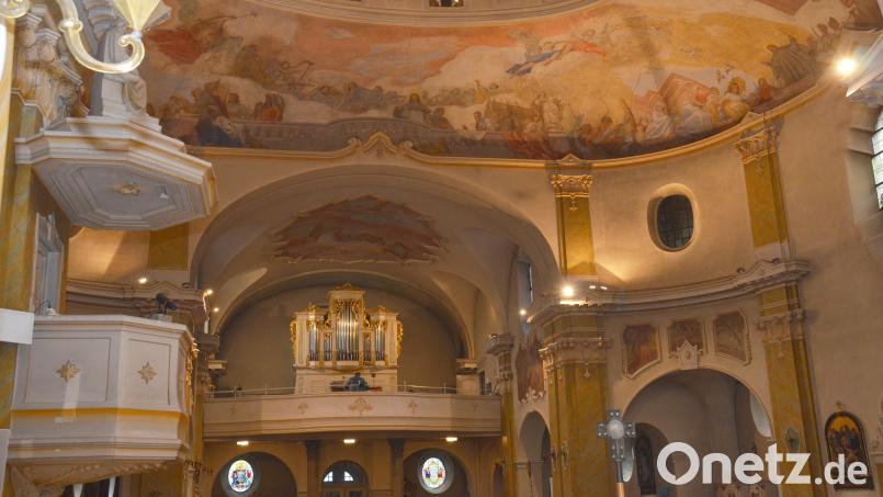 Die katholische Stadtpfarrkirche in Vohenstrauß wird für mindestens 1,8 Millionen Euro saniert und einer dringend benötigten Erneuerungskur unterzogen. Bild: dob