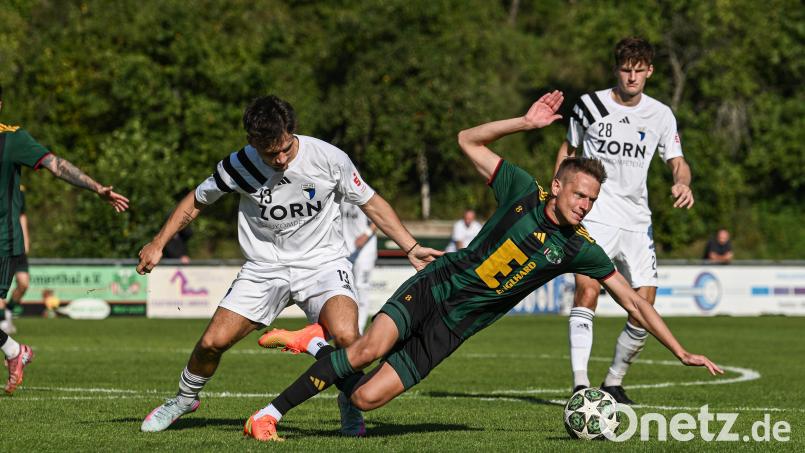 Am kommenden Sonntag sind Dominik Haller (grünes Trikot) und die DJK Ammerthal auswärts beim SV Gutenstetten-Steinachgrund gefordert. Archivbild: Loeffler, Jonas