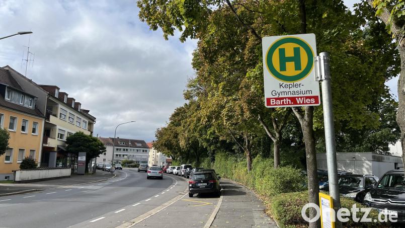 In der Friedrich-Ebert-Straße in Weiden soll die Bushaltestelle am Kepler-Gymnasium umgebaut werden. Bild: Yvonne Mois