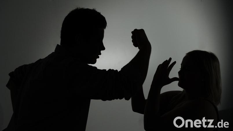 Eine Beratungsstelle für Betroffene rechter Gewalt startete einen Aufruf zu einem Prozess vor dem Weidener Amtsgericht. Symbolbild: dpa/Jan-Philipp Strobel