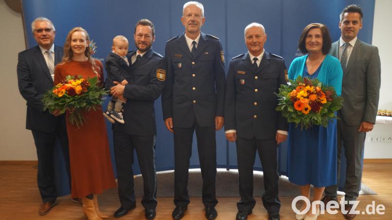 Polizeipräsident Thomas Schöniger (Mitte) verabschiedete Werner Linhart (Dritter von rechts mit Gattin Gina) in den Ruhestand und begrüßte Sebastian Götz (Vierter von links mit Gattin Verena und Sohn). Bürgermeister Rudolf Teplitzky (rechts) und stellvertretender Landrat Richard Tischler (links) überbrachten Glückwünsche. Bild: wel