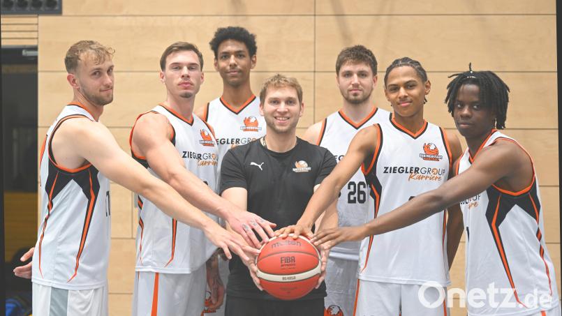 Coach Stefan Merkl (Mitte) mit einigen Neuzugängen (von links) Tim Gatzka, Lukas Pryszcz, Daniel Ederer, Adam Hellmich, Simon Bula-Mambu und Tyrese Kayonde. Bild: Tobias Schwarzmeier