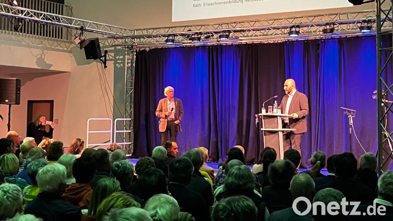 Am Mittwoch sprach Ahmad Mansour in der Aula der FOS/BOS Weiden über den Nahostkonflikt, Demokratie und Antisemitismus. Bild: Mutiara Sudarma