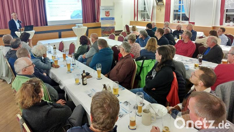 Gut besucht war die Bürgerversammlung im Neukirchner Hof. Bürgermeister Peter Achatzi zeichnete ein scharfes Bild der Gemeinde mit Zahlen und Fakten, Planungen und abgeschlossenen Projekten. Bild: mfh