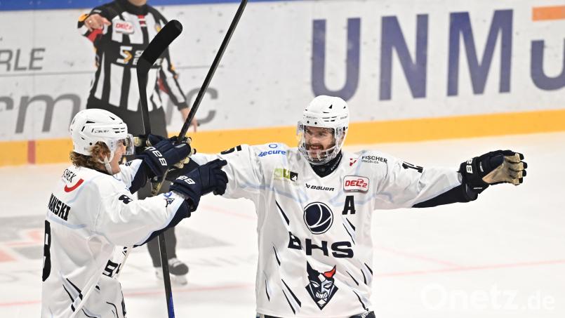 Torschützen unter sich: Neal Samanski (links) und Fabian Voit bejubeln den Treffer der Blue Devils Weiden zum 4:0 beim EHC Freiburg. Bild: Achim Keller