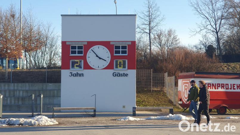 So ein Ergebnis würden die Jahn-Fans gerne mal wieder auf der Anzeige auf dem Jahn-Turm vorm Stadion sehen. Am Sonntag kommt der SC Verl nach Regensburg. Bild: mr