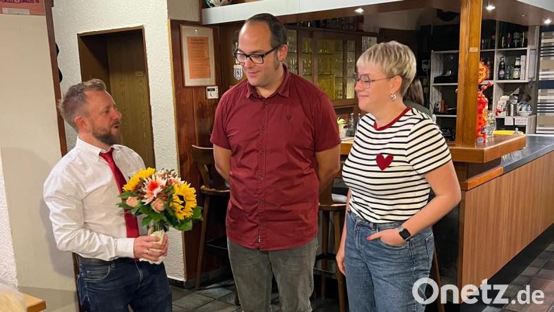 SPD-Vorsitzender Johannes Ambros (links) und stellvertretende SPD-Kreisvorsitzende Lisa Hartinger (rechts) gratulierten Michael Gradl zu seiner einstimmigen Nominierung als Bürgermeisterkandidat. Bild: Waltraud Lobenhofer