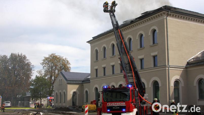 Die Drehleitern waren bei der Bekämpfung des Feuers im Dachstuhl des künftigen Kulturbahnhofes ein deutlicher Gewinn. Archivbild: Werner Robl