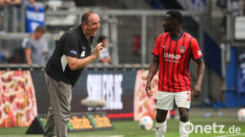 Trainer Frank Schmidt (l.) und seine Heidenheimer wollen den ersten Liga-Sieg der Saison. Bild: Christian Charisius/dpa