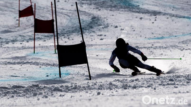 Im Ski-Weltcup wird es künftig nach einem Beschluss des Weltverbandes FIS Geschlechtertests geben. (Archivfoto) Bild: David Taneèek/CTK/dpa