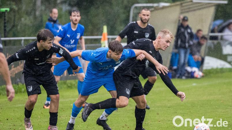 Der SV Schwarzhofen (blaue Trikots) ist derzeit die Mannschaft der Stunde in der Bezirksliga Süd. Gegen den FSV Prüfening soll der sechste Sieg in Folge eingefahren werden. Archivbild: Günter Uschold