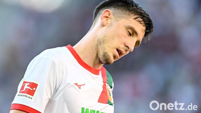 Fußball: Bundesliga, FC Augsburg - FSV Mainz 05, 4. Spieltag, WWK-Arena. Keven Schlotterbeck (FC Augsburg) reagiert unzufrieden. (zu dpa: «Gelingt die Wende? FC Augsburg in Heidenheim unter Druck») Bild: Harry Langer