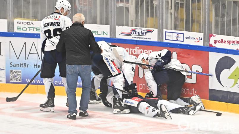 Die Schockszene des Freitagabends: Vladislav Filin blieb nach einem Einschlag in die Bande auf dem Eis liegen. Bild: Achim Keller