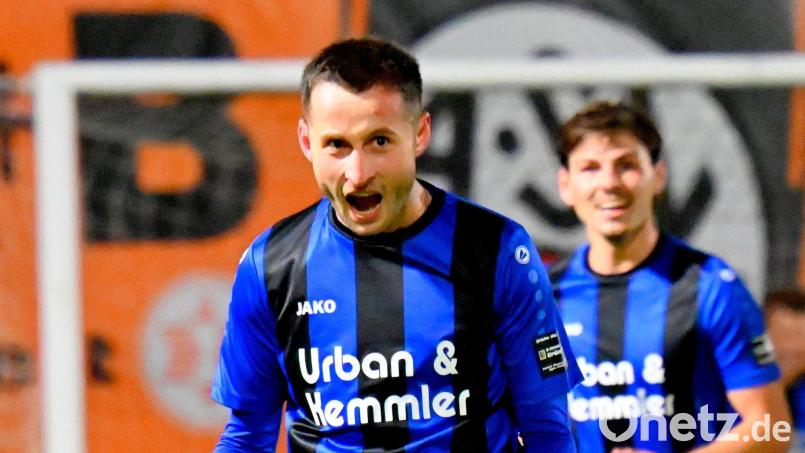 SpVgg-SV-Offensivmann Moritz Zeitler jubelt über sein Tor zum 1:1 im Spiel beim ASV Cham Bild: Werner Franken
