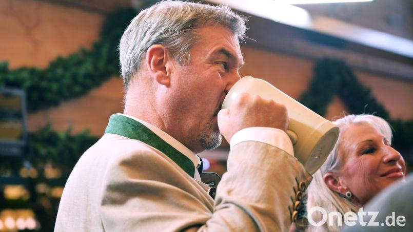 Na dann prost: Markus Söder hat zum Oktoberfest einen Wiesn-Hit eingesungen. Archivbild: Peter Kneffel/dpa