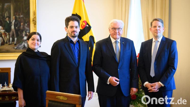 Erst eine Aus-, dann eine Einladung: Intendant Wiegand zusammen mit dem designierten Chefdirigenten Shani bei Bundespräsident Steinmeier. (Archivbild) Bild: Bernd von Jutrczenka/dpa