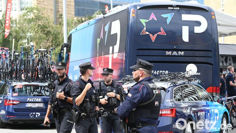 Einsatzkräfte sichern Teamfahrzeuge des Radrennstalls Israel-Premier Tech bei der Vuelta. Bild: David De Haro/EUROPA PRESS/dpa