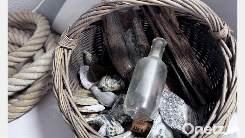Sieben Jahre lag eine auf Sylt gefundene Flaschenpost bei ihren Findern, ohne entziffert worden zu sein. Bild: Malte C. Bayer/-/dpa