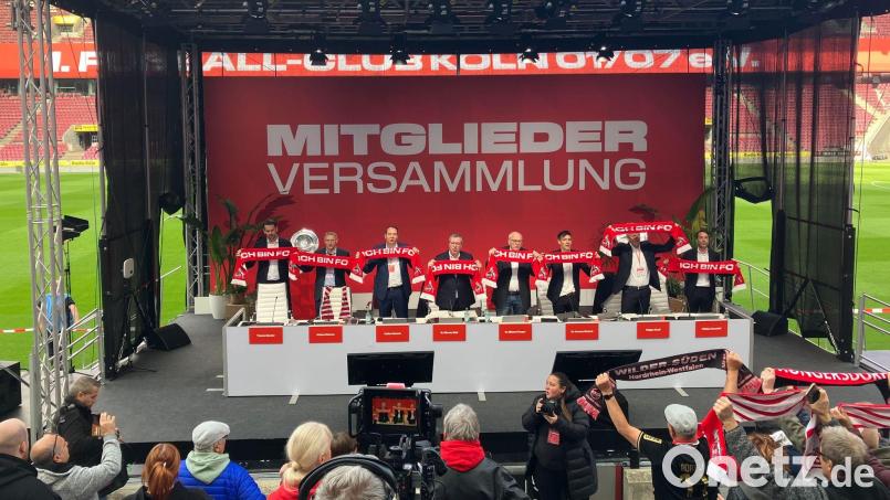 Das Podium bei der Mitgliederversammlung des 1. FC Köln. Bild: Jana Glose/dpa