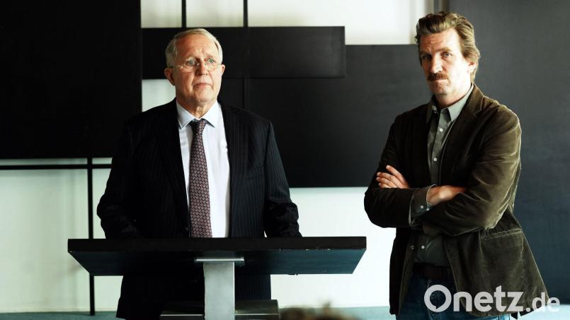 Der damals zuständige Staatsanwalt Gero Schmidt (Harald Krassnitzer, li.) und Ermittler Kai Matzen (Karsten Antonio Mielke, re.) informieren die Presse über den Fund der Leiche. Bild: Hans-Joachim Pfeiffer/ARD Degeto/Programmplanung und P/dpa