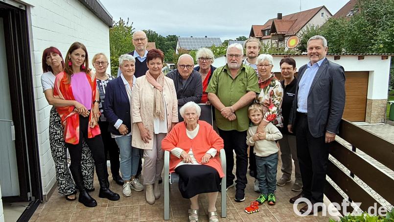 Eleonore Haberberger (Mitte, sitzend) feierte am Freitag ihren 90. Geburtstag Bild: jma
