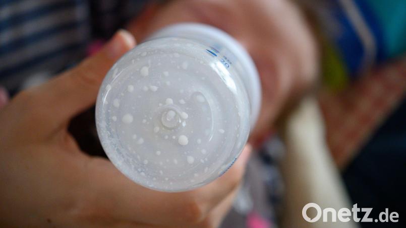 Ein Kleinkind hat seine Flasche auf ex geleert - und wurde dafür auf einem Volksfest angefeuert. Symbolbild: Sebastian Gollnow/dpa