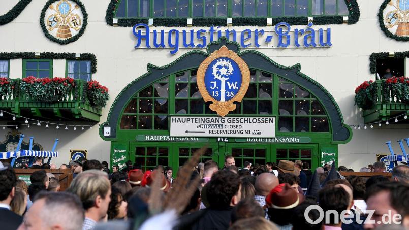 Nicht nur die Bierzelte, auch das gesamte Gelände war zeitweise überfüllt. Archivbild: Felix Hörhager/dpa