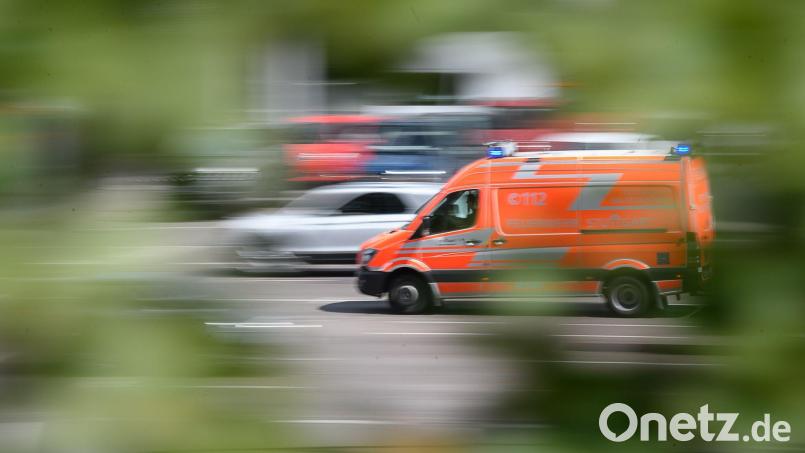 Rettungskräfte brachten den 71-Jährigen unter Reanimation ins Krankenhaus. (Symbolbild) Bild: Sebastian Gollnow/dpa