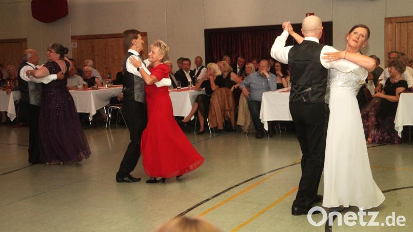 Die Paare der Tanzsportabteilung des TSV Schwandorf zeigen bei ihren Showeinlagen das klassische Repertoire. Bild: Hirsch