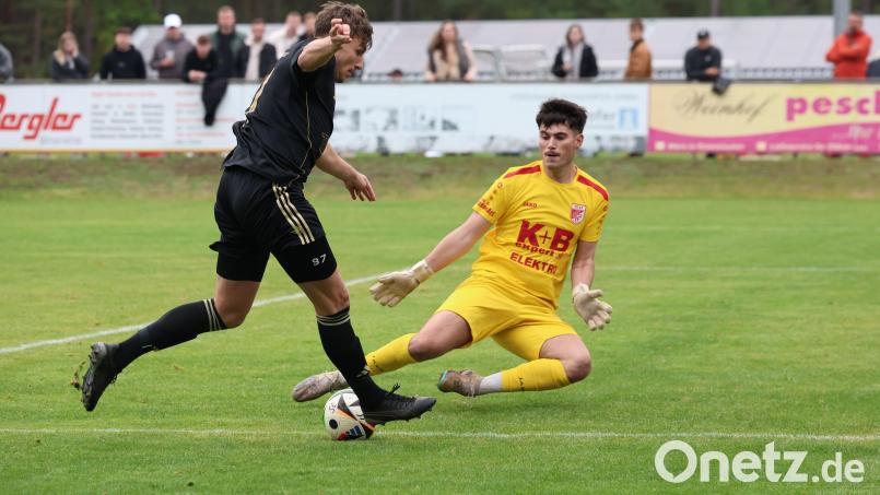 Nico Argauer kann in dieser Situation den Rodinger Torwart Sebastian Rötzer nicht überwinden. Später traf der SC-Stürmer zum vorentscheidenden 3:1. Bild: Dieter Jäschke