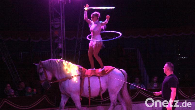 Lucia jongliert mit Hula-Hoop-Reifen auf dem Rücken des Pferdes. Bild: Hirsch
