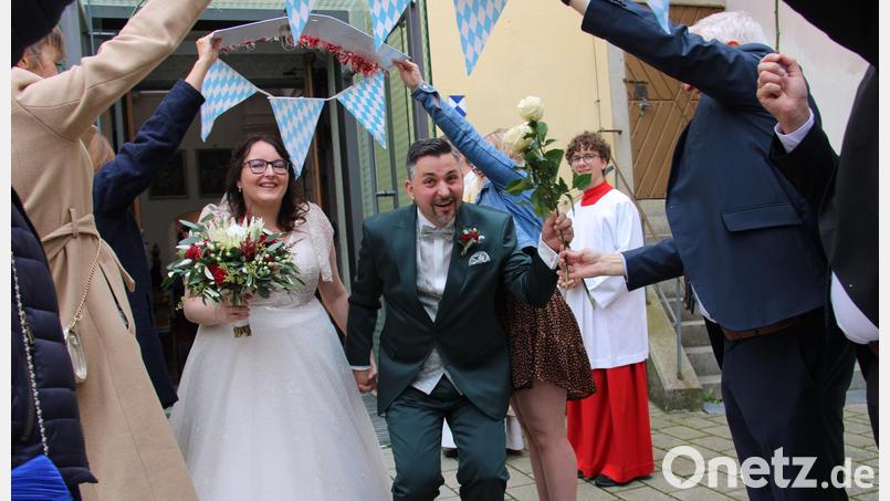 Christina und Andreas Raithel ließen sich in der Stadtpfarrkirche St. Georg in Neustadt trauen. Anschließend standen Arbeitskollegen und der FCN-Fanclub Parkstein Spalier. Bild: prh
