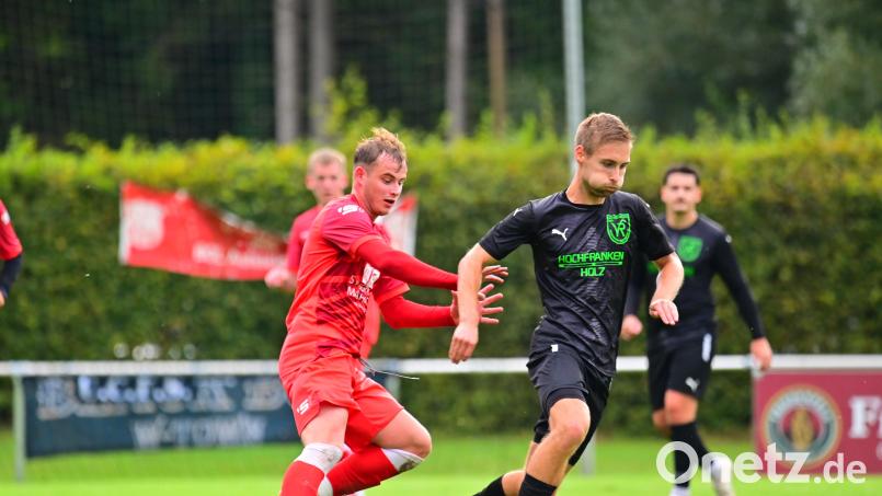 Luca Quol (li.) sorgte für den zwischenzeitlichen Ausgleich für den TSV Waldershof beim Duell gegen den VfR Katschenreuth. Am Ende hatten aber die Oberfranken um Hannes Michel (re.) die Nase vorne. Bild: Thomas, Schrems