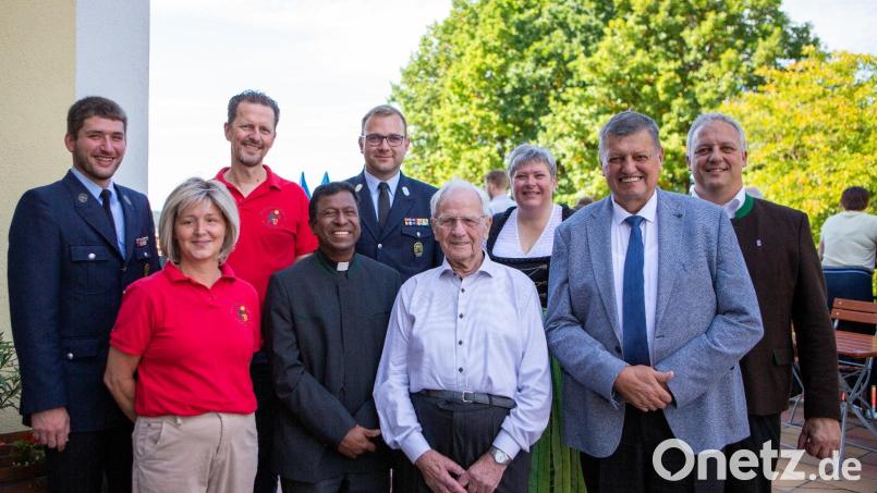 Pfarrer Celestine Thazhuppil (vordere Reihe, Zweiter von links) und stellvertretender Bürgermeister Franz Ziegelmeier (vorne rechts) überbrachten an Kurt Dittrich (vorne, Zweiter von rechts) die Glückwünsche von Pfarrei und Gemeinde. Zu den Gratulanten zählten auch die Jugendblaskapelle Fensterbach, Feuerwehr Wolfring sowie der Obst- und Gartenbauverein Wolfring. Bild: Tobias Dittrich