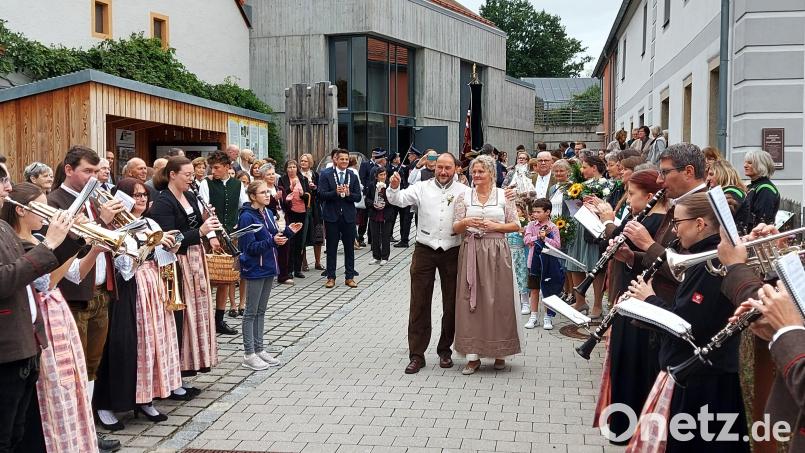 Zur Unterhaltung der 140 Hochzeitsgäste dirigiert Gottfried Berger zusammen mit seiner Gattin Marion die Polka „Schöner Böhmerwald“. Bild: lg