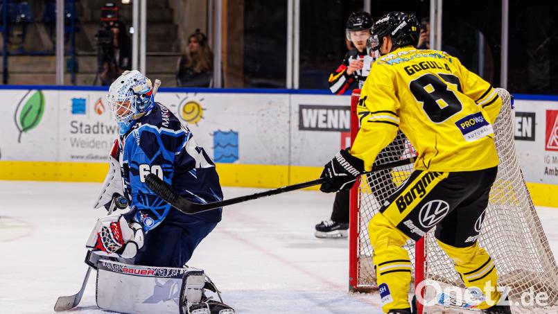 Die Blue Devils Weiden gewannen ihr Heimspiel gegen die Krefeld Pinguine am Sonntagabend mit 2:1 nach Penaltyschießen. Felix Noack (links) avancierte dabei mit einer überragenden Leistung zum Matchwinner. Bild: Werner Moller