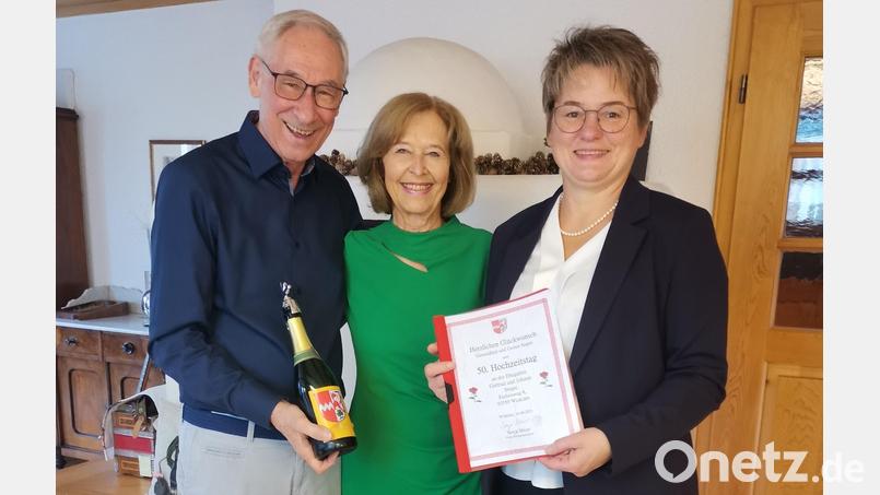 Bürgermeisterin Sonja Meier gratuliert dem Jubelpaar Steger zur Goldenen Hochzeit mit einer Urkunde und einem guten Tropfen. Bild: amö