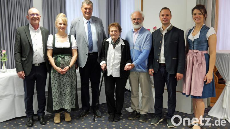 Sohn Anton Auerbach mit Renate Auerbach, Franz Ziegelmeier, Jubilarin Rosa Auerbach, Pfarrer Heinrich Rosner, Enkel Thomas Auerbach und Katharina Auerbach (von links) Bild: Johann Heimler