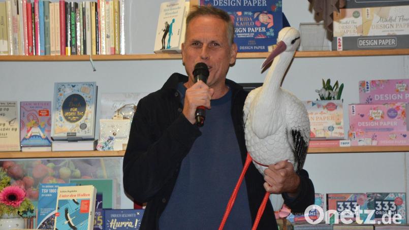 Achim Bogdahn hatte auch seinen Storch vom Titelblatt seines Buches nach Tirschenreuth mitgebracht. Bild: jr