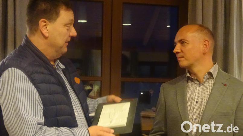 Abschied und Neubeginn im Fensterbacher Rathaus: Als der bisherige Erste Bürgermeister Christian Ziegler (links) seinem Nachfolger Florian Adam zur Wahl gratuliert hatte, bekam er zum Abschied ein kunstvoll gestaltetes Wappen der Gemeinde. Bild: Houschka