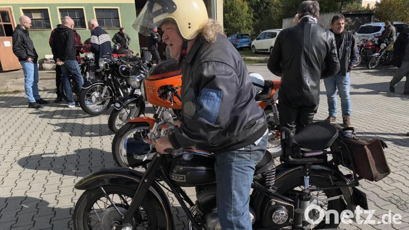 Dieser Fan ist mit seiner uralten Adler M 250 angereist. Bild: ge