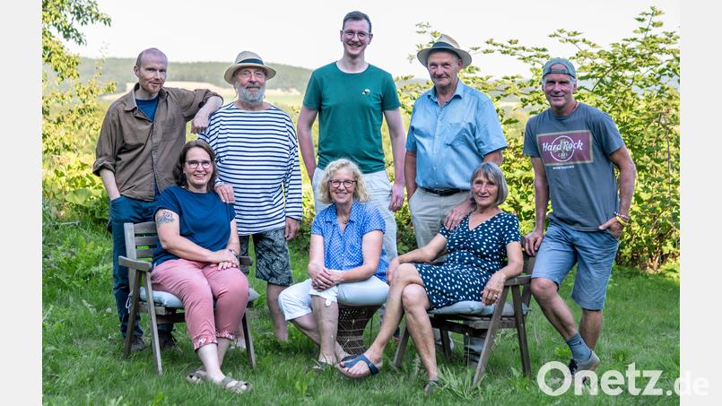 Die Kandidaten der Grünen für den Teunzer Gemeinderat: (hintere Reihe von rechts): Peter Gärtner, Bernd Strobel, Sebastian Winkler, Niklas Pfeiffer, Michael Hechtl; sitzend von rechts: Gaby Strobel, Andrea Koeppler, Romy Gärtner (Marlene Strobel nicht im Bild) Bild: Fabian Grötsch