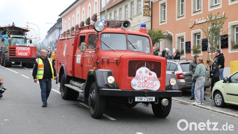 Angeführt wurde der Kirwa-Zug vom 60 Jahre alten Magirus der Feuerwehr Erbendorf. Bild: njn