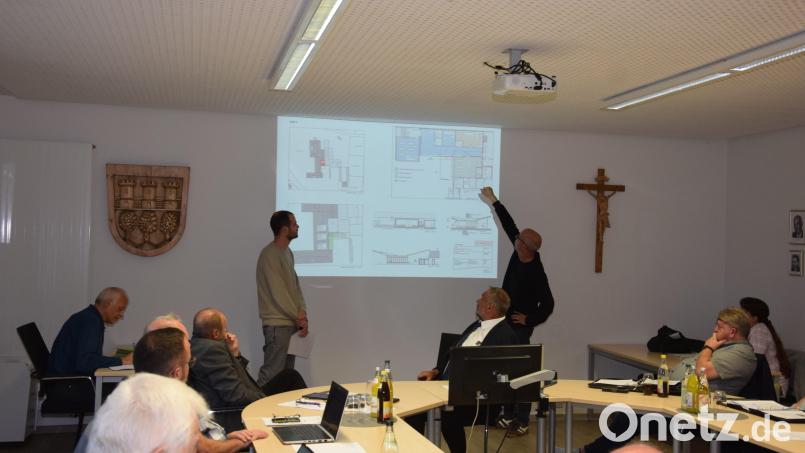 Architekt Axel Weidner (rechts stehend) und sein Kollege Johannes Leupold (links ) stellten den Markträten ihr Konzept zum Mensa-Bau und zur Gestaltung der Räumlichkeiten für die Ganztagsbetreuung vor. Bild: fla