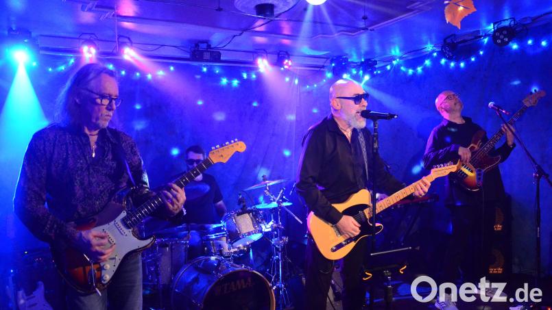 &quot;Blue Haze&quot; rockt den Kulturbahnhof Parapluie in Weiden. Ihre Musik begeistert das Publikum. Bild: Kunz